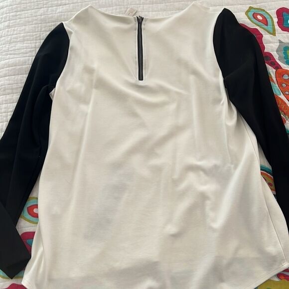 Chico's white top with Black sleeves and faux zipper pockets - Picture 6 of 6